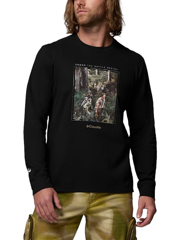Playera negra de manga larga marca Columbia con estampado gráfico de Star Wars en el frente.