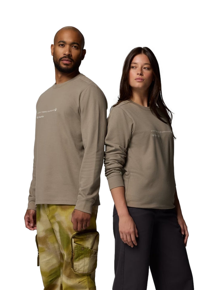 Hombre y mujer vistiendo camisetas de manga larga color khaki de la marca Columbia.