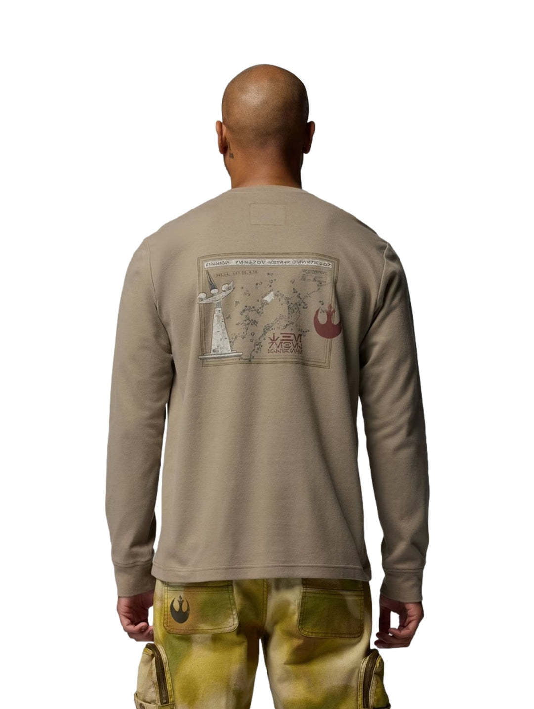 Hombre y mujer vistiendo camisetas de manga larga color khaki de la marca Columbia.