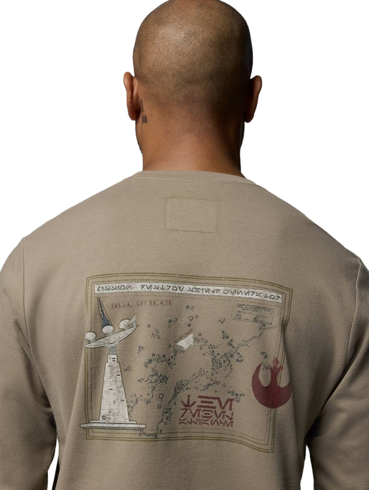 Hombre y mujer vistiendo camisetas de manga larga color khaki de la marca Columbia.