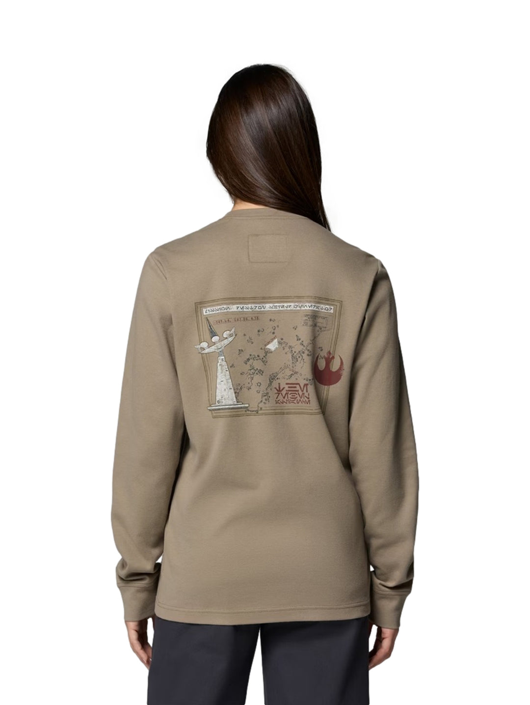 Hombre y mujer vistiendo camisetas de manga larga color khaki de la marca Columbia.