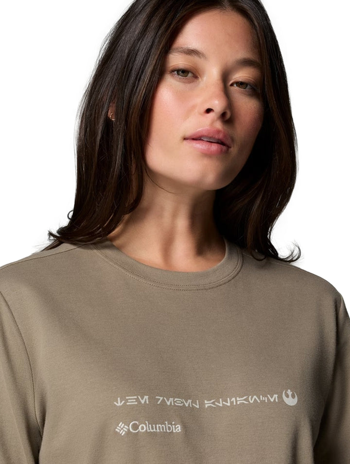 Hombre y mujer vistiendo camisetas de manga larga color khaki de la marca Columbia.