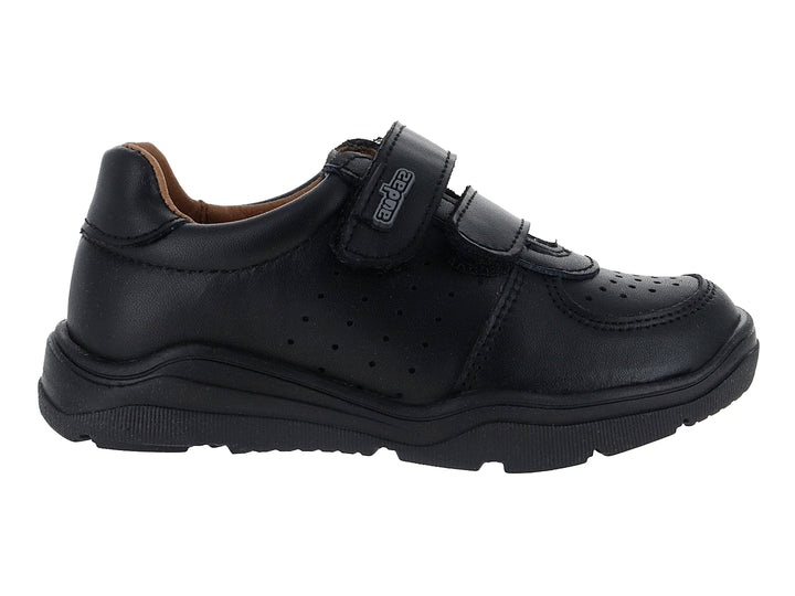 Zapato infantil color negro con cierre de velcro y detalles perforados en el costado y punta.