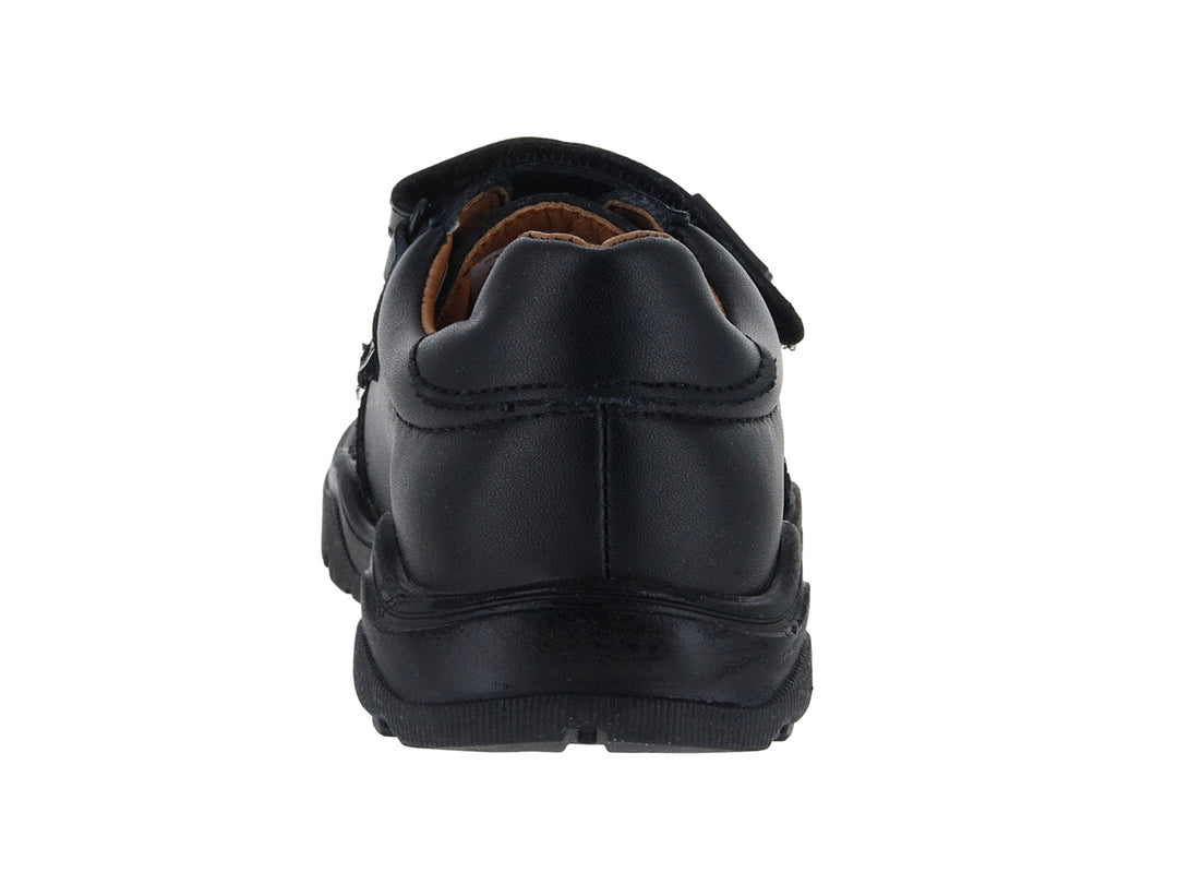 Zapato infantil color negro con cierre de velcro y detalles perforados en el costado y punta.
