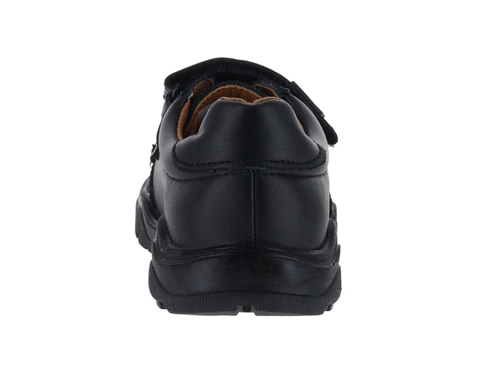 Zapato infantil color negro con cierre de velcro y detalles perforados en el costado y punta.