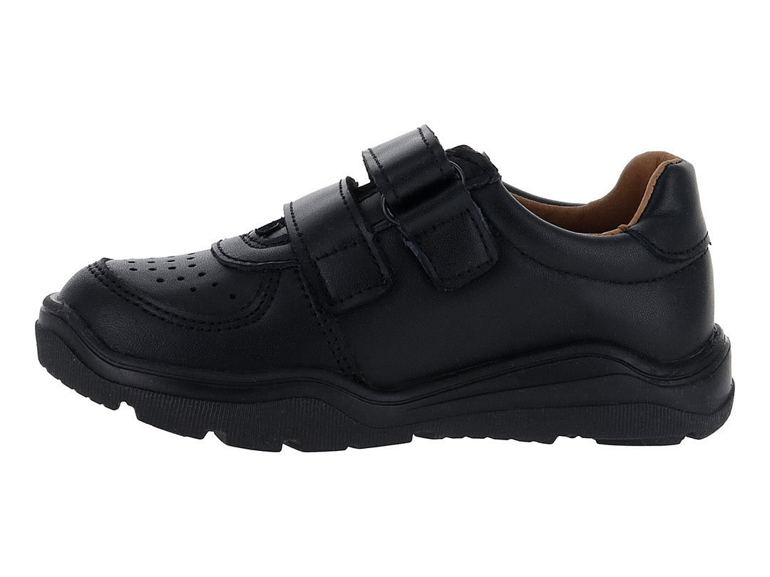 Zapato infantil color negro con cierre de velcro y detalles perforados en el costado y punta.
