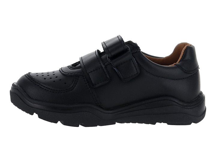 Zapato infantil color negro con cierre de velcro y detalles perforados en el costado y punta.