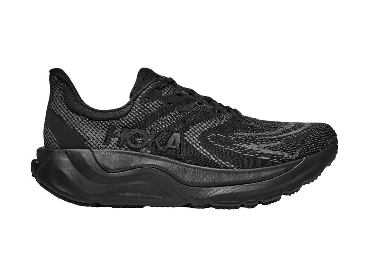 Tenis deportivos HOKA Arahi 8 en color negro total con suela robusta y tejido de malla transpirable.