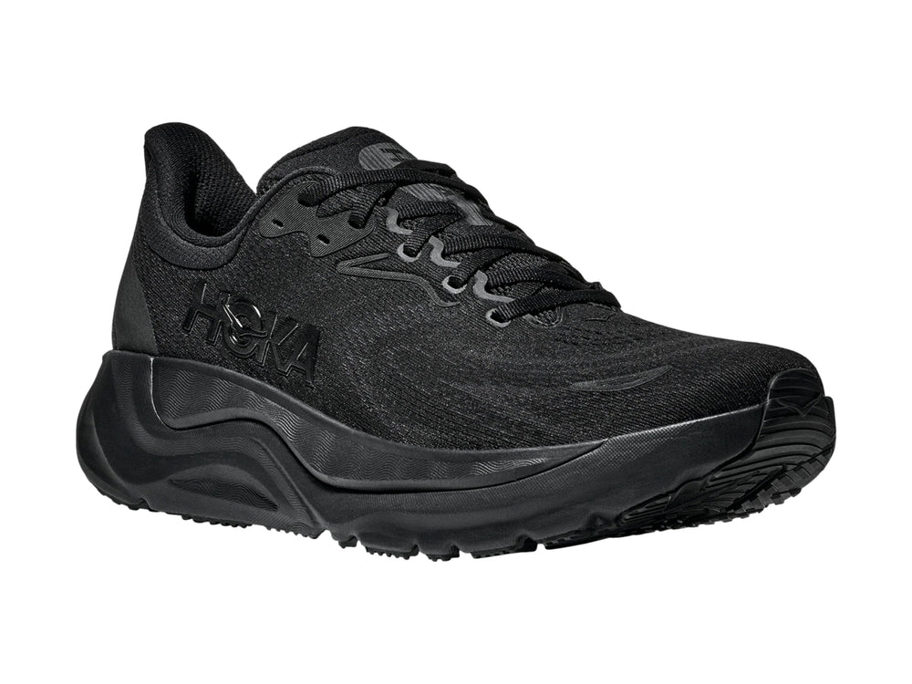 Tenis deportivos HOKA Arahi 8 en color negro total con suela robusta y tejido de malla transpirable.