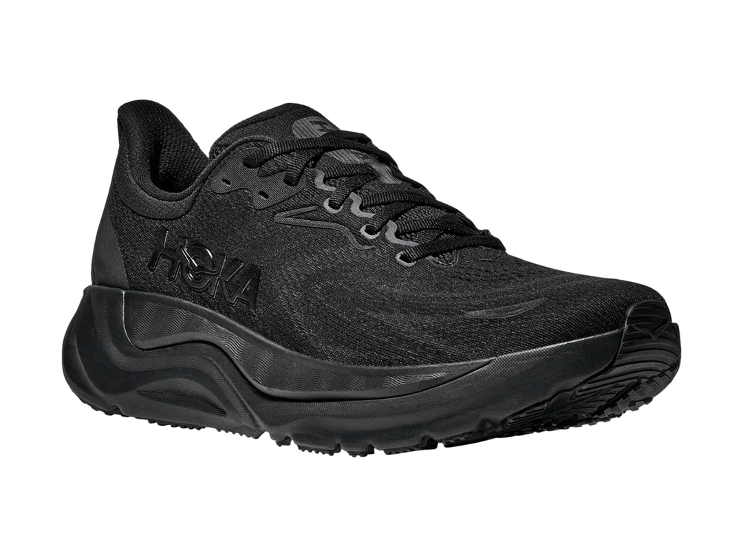 Tenis deportivos HOKA Arahi 8 en color negro total con suela robusta y tejido de malla transpirable.
