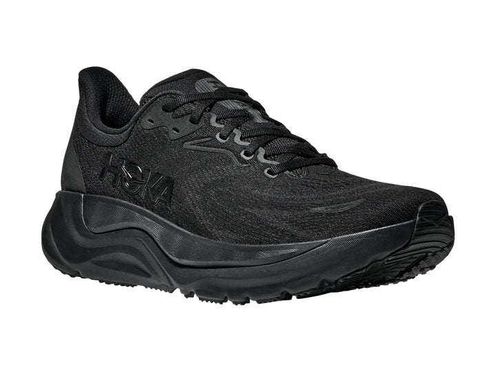 Tenis deportivos HOKA Arahi 8 en color negro total con suela robusta y tejido de malla transpirable.