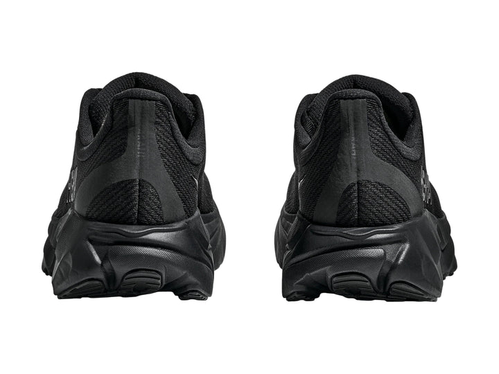 Tenis deportivos HOKA Arahi 8 en color negro total con suela robusta y tejido de malla transpirable.