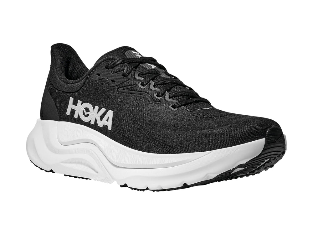 Tenis deportivos HOKA Arahi 8 en color negro con suela blanca y logotipo lateral blanco.