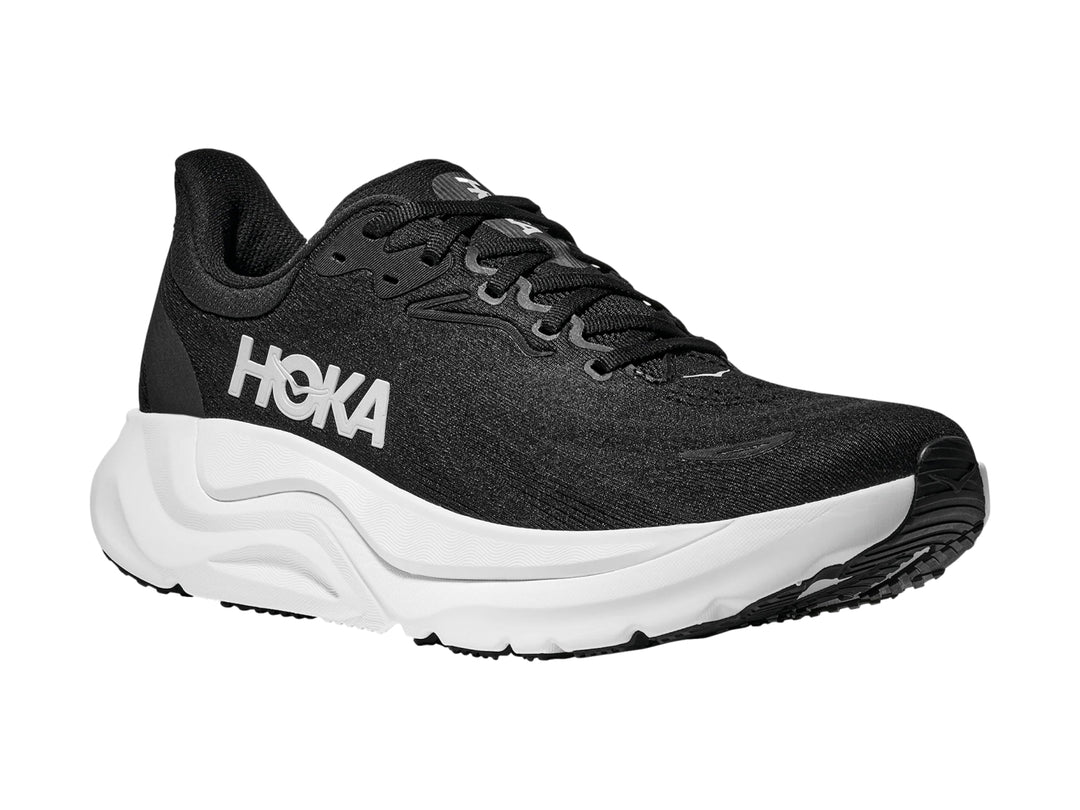 Tenis deportivos HOKA Arahi 8 en color negro con suela blanca y logotipo lateral blanco.