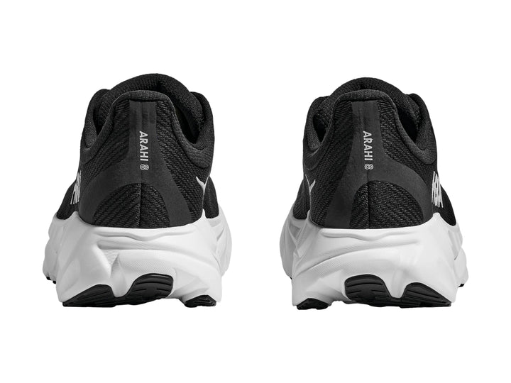 Tenis deportivos HOKA Arahi 8 en color negro con suela blanca y logotipo lateral blanco.