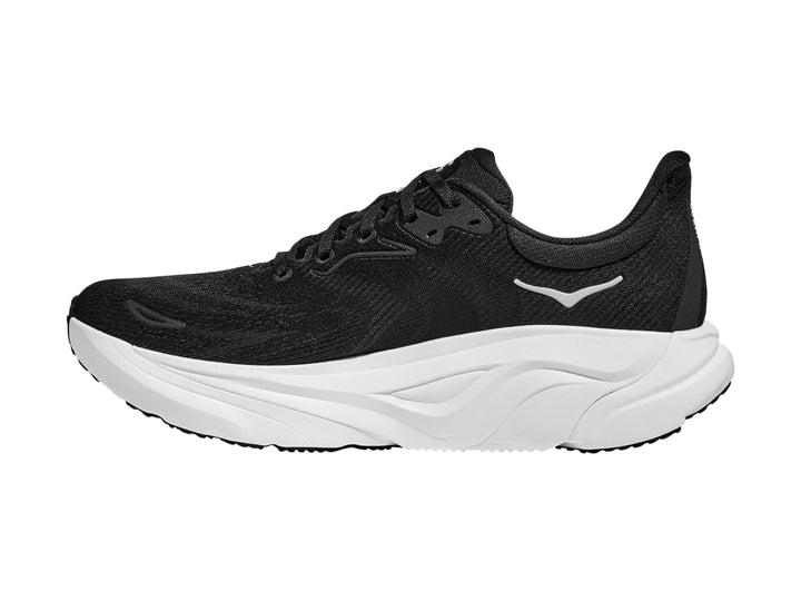 Tenis deportivos HOKA Arahi 8 en color negro con suela blanca y logotipo lateral blanco.