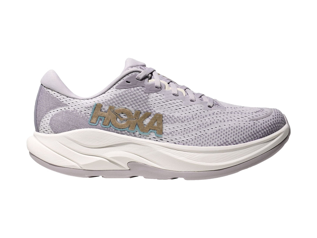 Tenis deportivos HOKA Rincon 4 color gris ceniza con suela blanca ancha y malla transpirable.