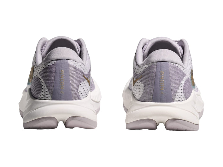 Tenis deportivos HOKA Rincon 4 color gris ceniza con suela blanca ancha y malla transpirable.