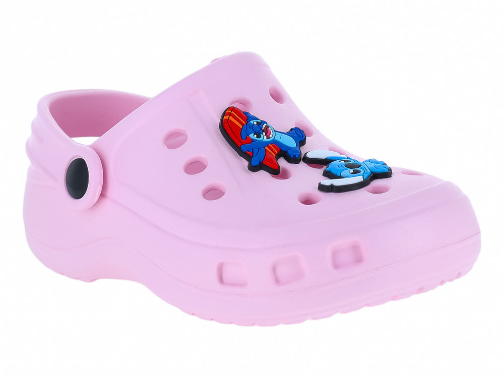 Sandalia tipo clog color rosa con figura de Stitch y botón negro.