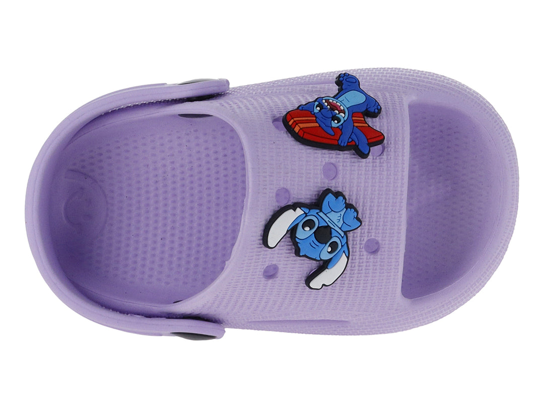 Sandalia tipo zueco color lila con decoración de Stitch y correa ajustable.