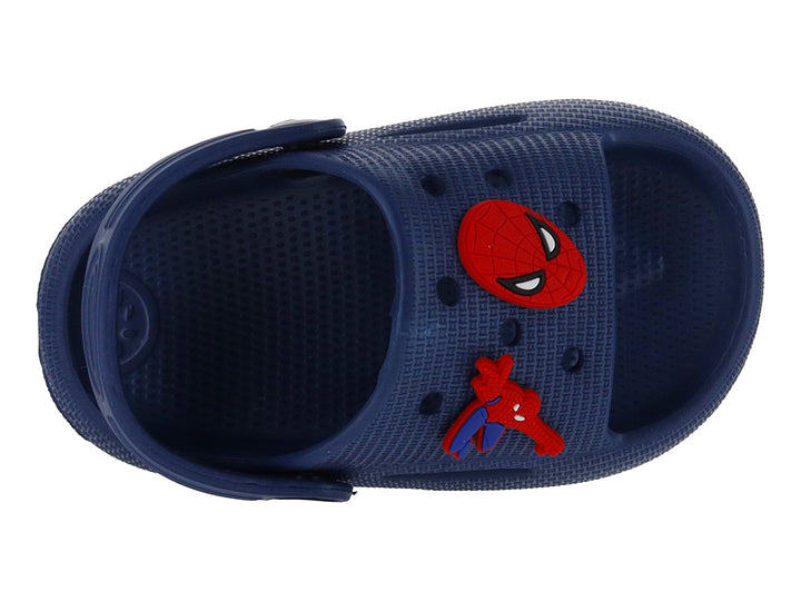 Sandalia tipo clog color azul marino con un adorno de Spiderman en la parte superior.