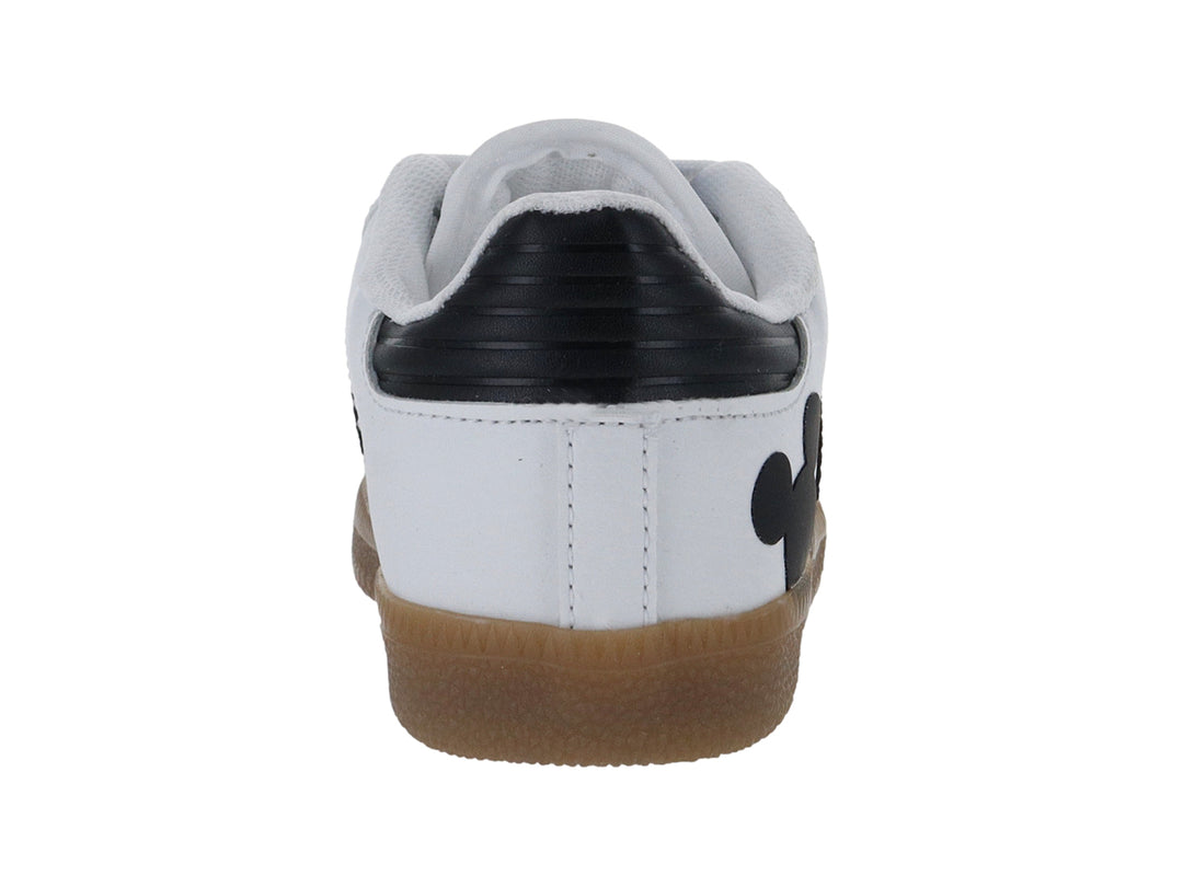 Tenis blancos para niño con franjas negras, suela color café y diseño de Mickey Mouse en el talón.
