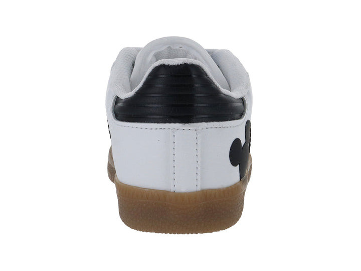 Tenis blancos para niño con franjas negras, suela color café y diseño de Mickey Mouse en el talón.