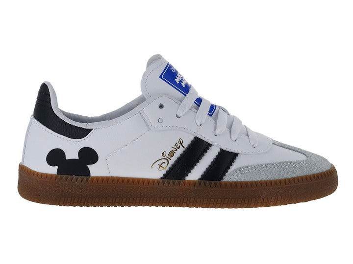 Tenis deportivos blancos con detalles en negro, suela marrón y diseño de Mickey Mouse.