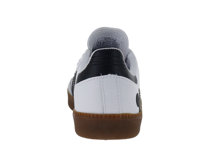 Tenis deportivos blancos con detalles en negro, suela marrón y diseño de Mickey Mouse.