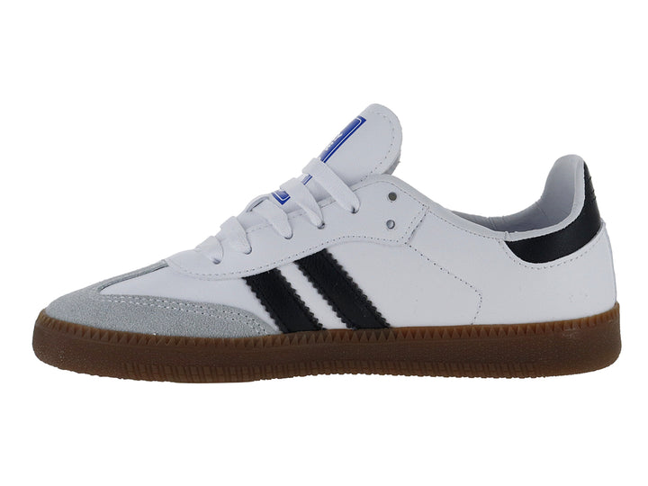 Tenis deportivos blancos con detalles en negro, suela marrón y diseño de Mickey Mouse.