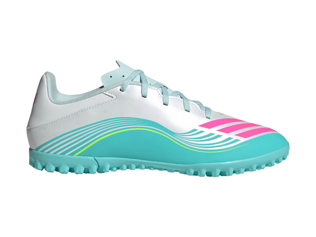 Zapato de fútbol Adidas F50 Messi Club TF en colores blanco, aqua y rosa.