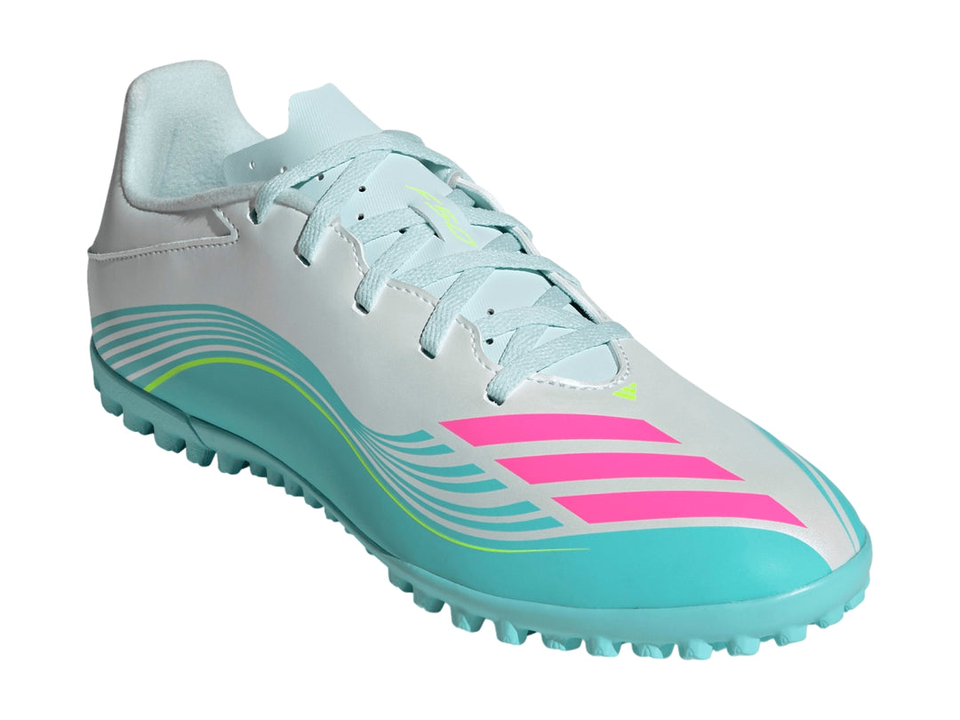 Zapato de fútbol Adidas F50 Messi Club TF en colores blanco, aqua y rosa.