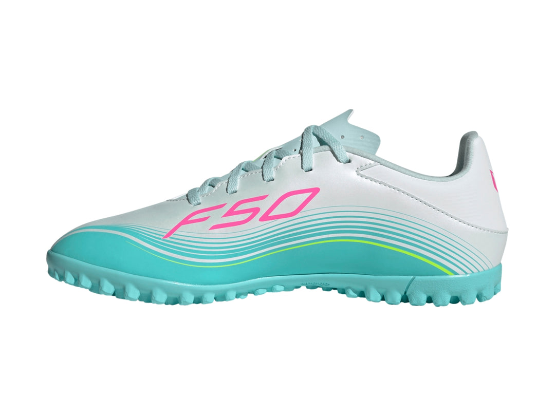 Zapato de fútbol Adidas F50 Messi Club TF en colores blanco, aqua y rosa.