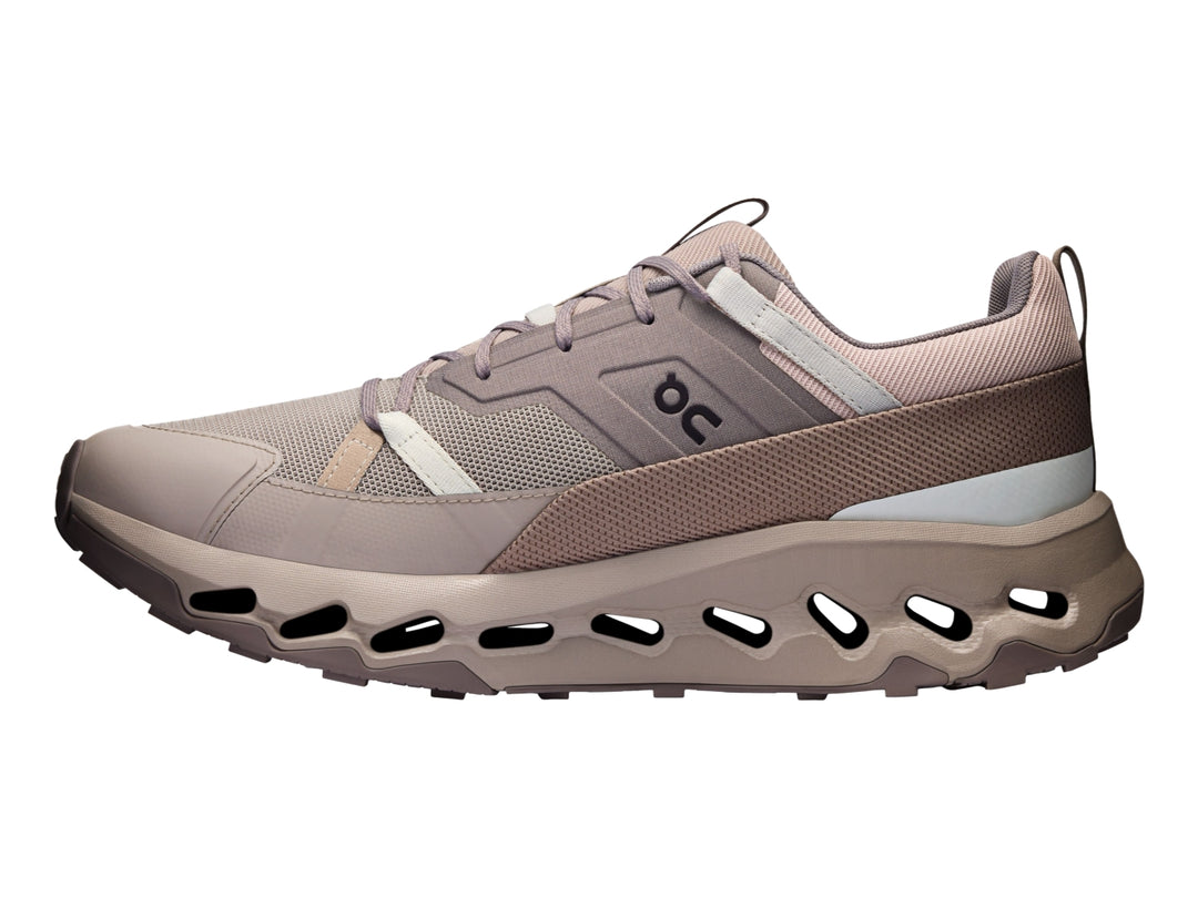 Tenis deportivos On Cloud en color Desert Fog con suela tecnológica perforada y malla transpirable.