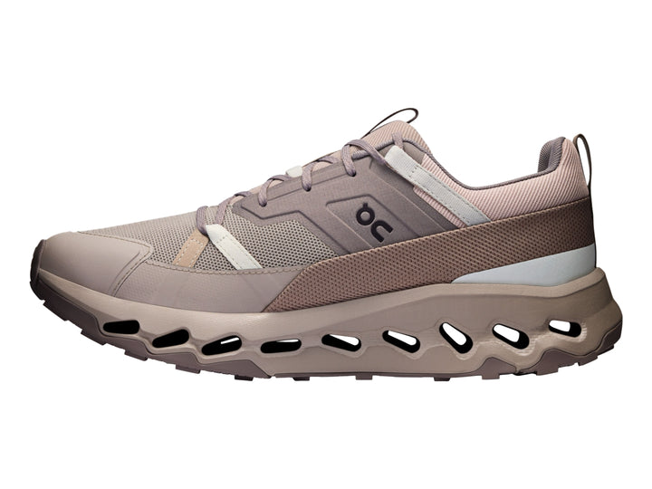 Tenis deportivos On Cloud en color Desert Fog con suela tecnológica perforada y malla transpirable.