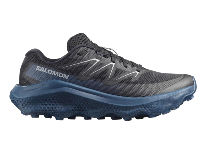 Zapato deportivo Salomon Ultra Flow 2 color negro con suela azul marino y detalles blancos.