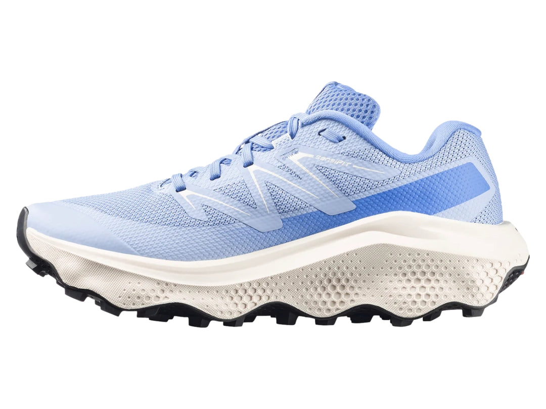 Tenis deportivos Salomon Ultra Flow 2 en color azul brunnera blue con suela blanca y negra para trail running.
