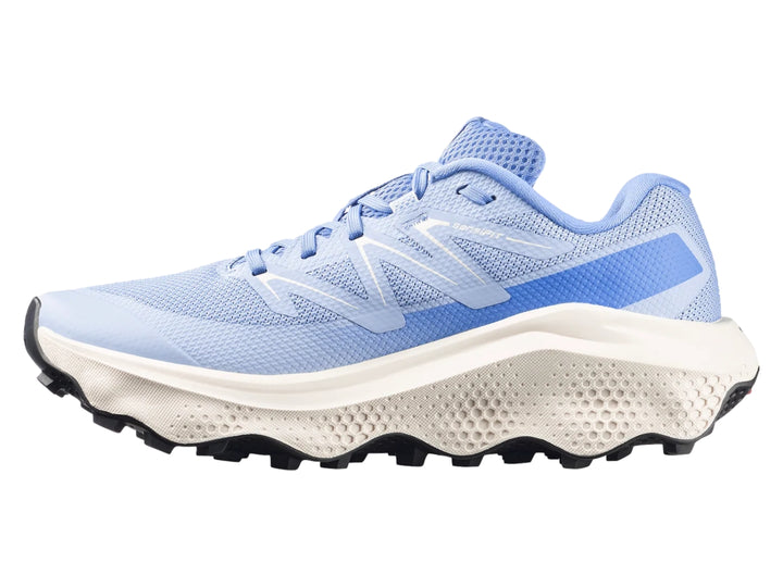 Tenis deportivos Salomon Ultra Flow 2 en color azul brunnera blue con suela blanca y negra para trail running.