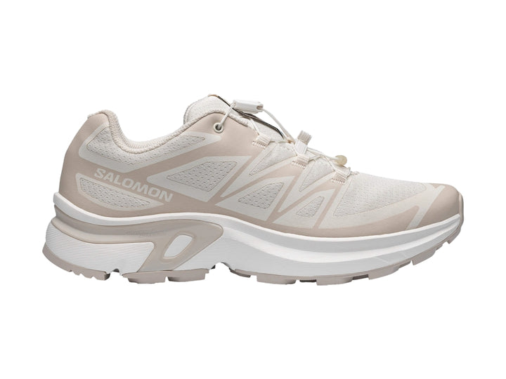 Tenis deportivos Salomon color vanilla ice con suela blanca y tejido transpirable.