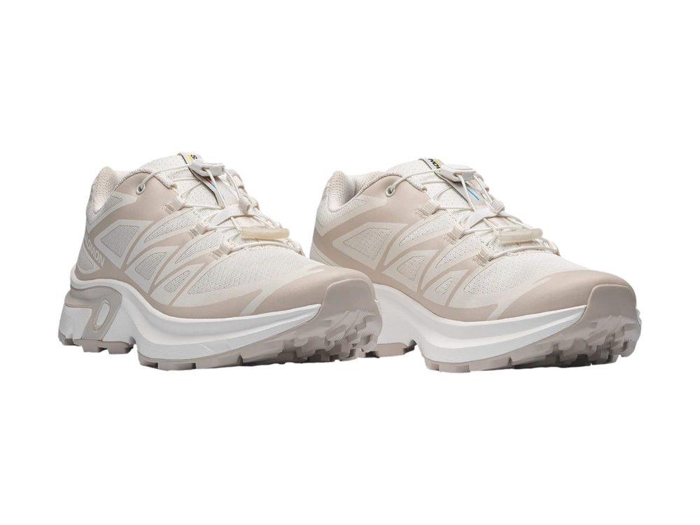 Tenis deportivos Salomon color vanilla ice con suela blanca y tejido transpirable.