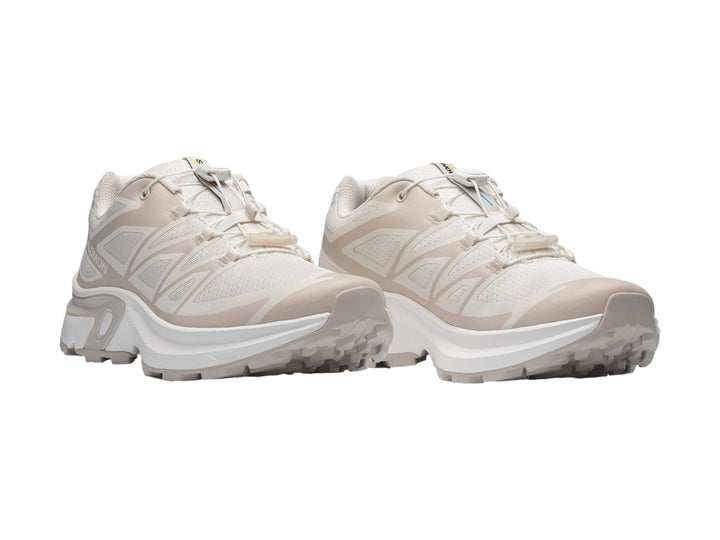 Tenis deportivos Salomon color vanilla ice con suela blanca y tejido transpirable.