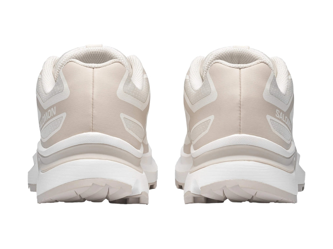 Tenis deportivos Salomon color vanilla ice con suela blanca y tejido transpirable.