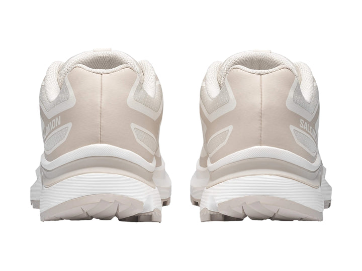 Tenis deportivos Salomon color vanilla ice con suela blanca y tejido transpirable.