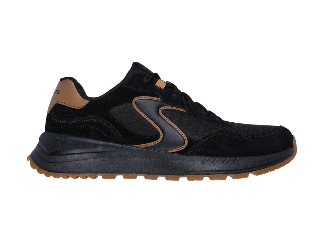 Tenis Skechers Street color negro con suela y detalles en color marrón.