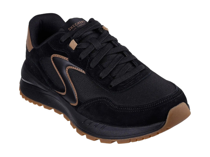 Tenis Skechers Street color negro con suela y detalles en color marrón.