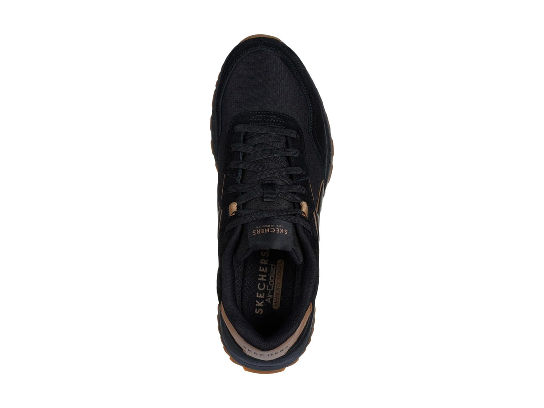 Tenis Skechers Street color negro con suela y detalles en color marrón.