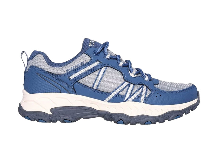 Tenis deportivos Skechers color azul y gris con suela blanca para actividades al aire libre.