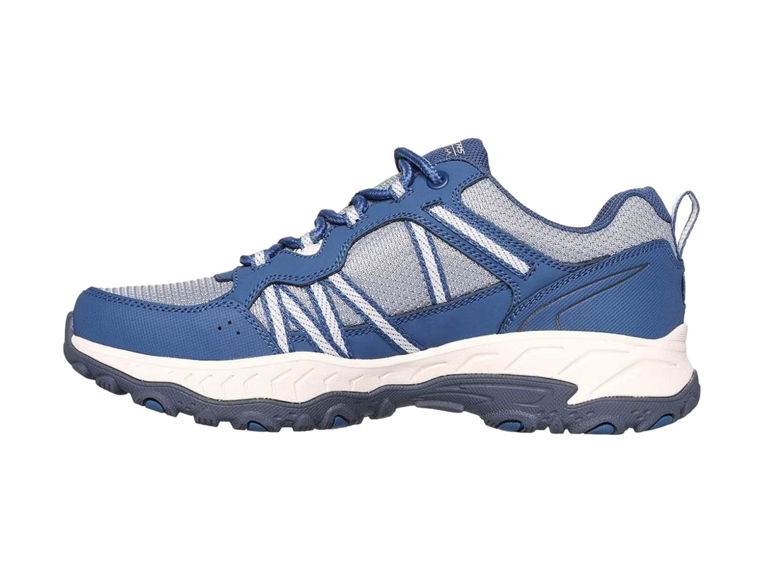 Tenis deportivos Skechers color azul y gris con suela blanca para actividades al aire libre.