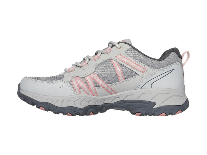 Tenis deportivos Skechers color gris con detalles en rosa y suela robusta.