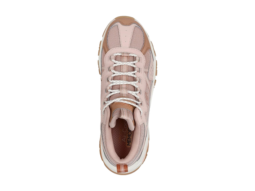 Tenis Skechers color rosa y blanco con suela gruesa color café, estilo deportivo y robusto.